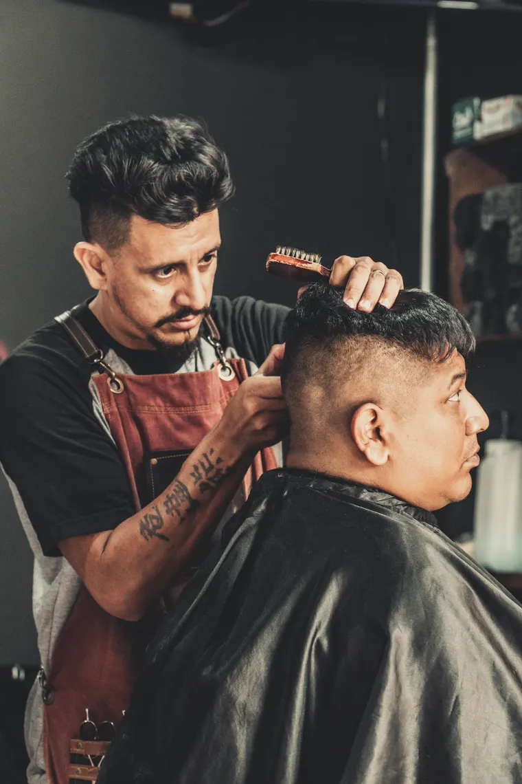 Don Ramón trabajando en la barbería